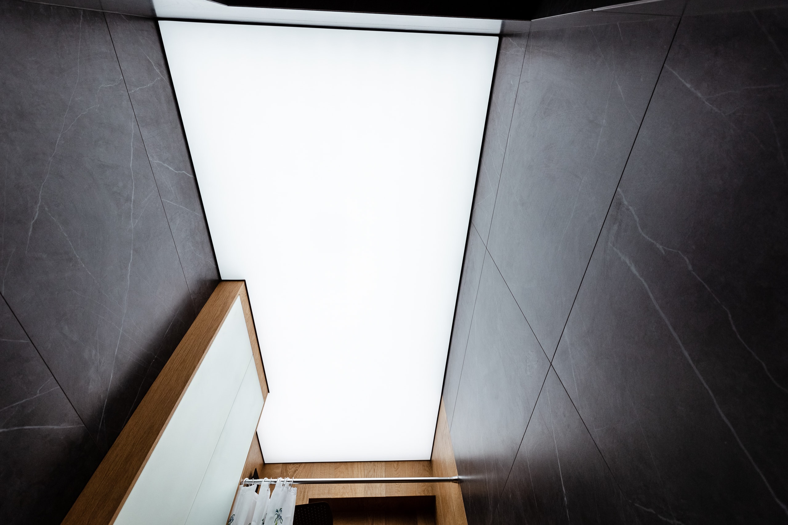 Световой потолок в ванной