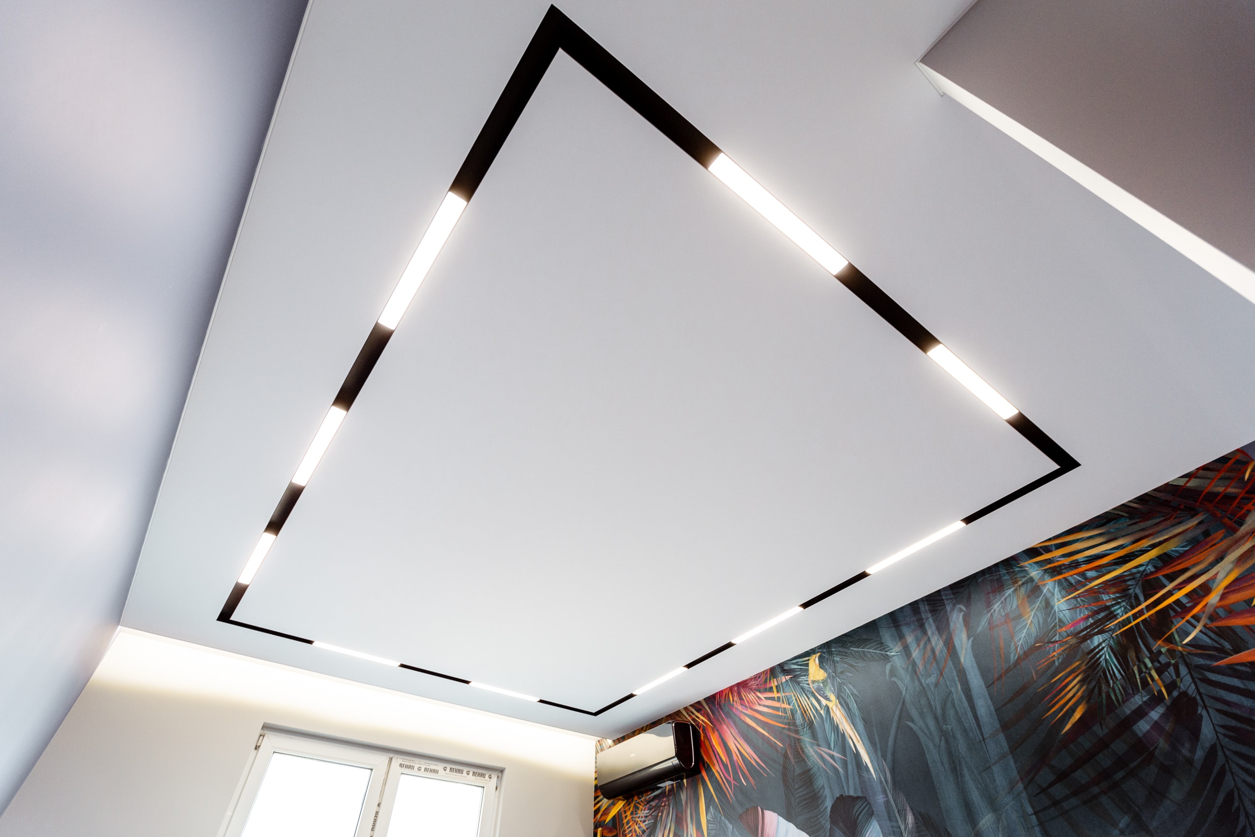 Тканевый потолок с линейными светильниками