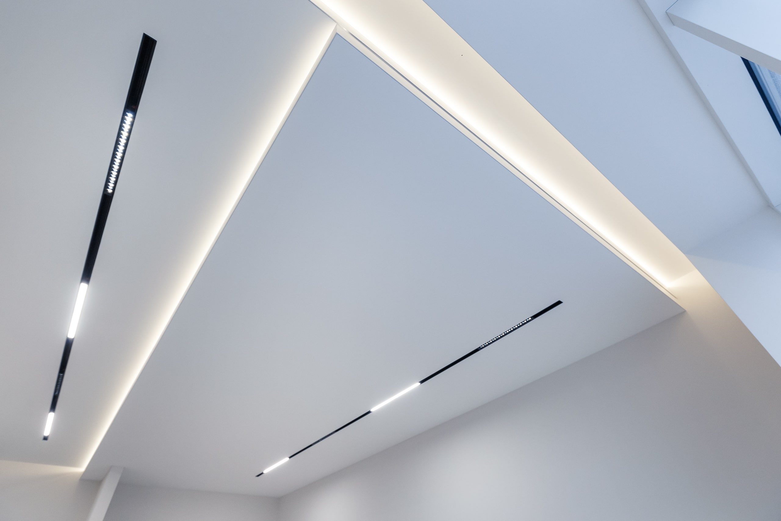 Двухуровневый тканевый потолок с подсветкой
