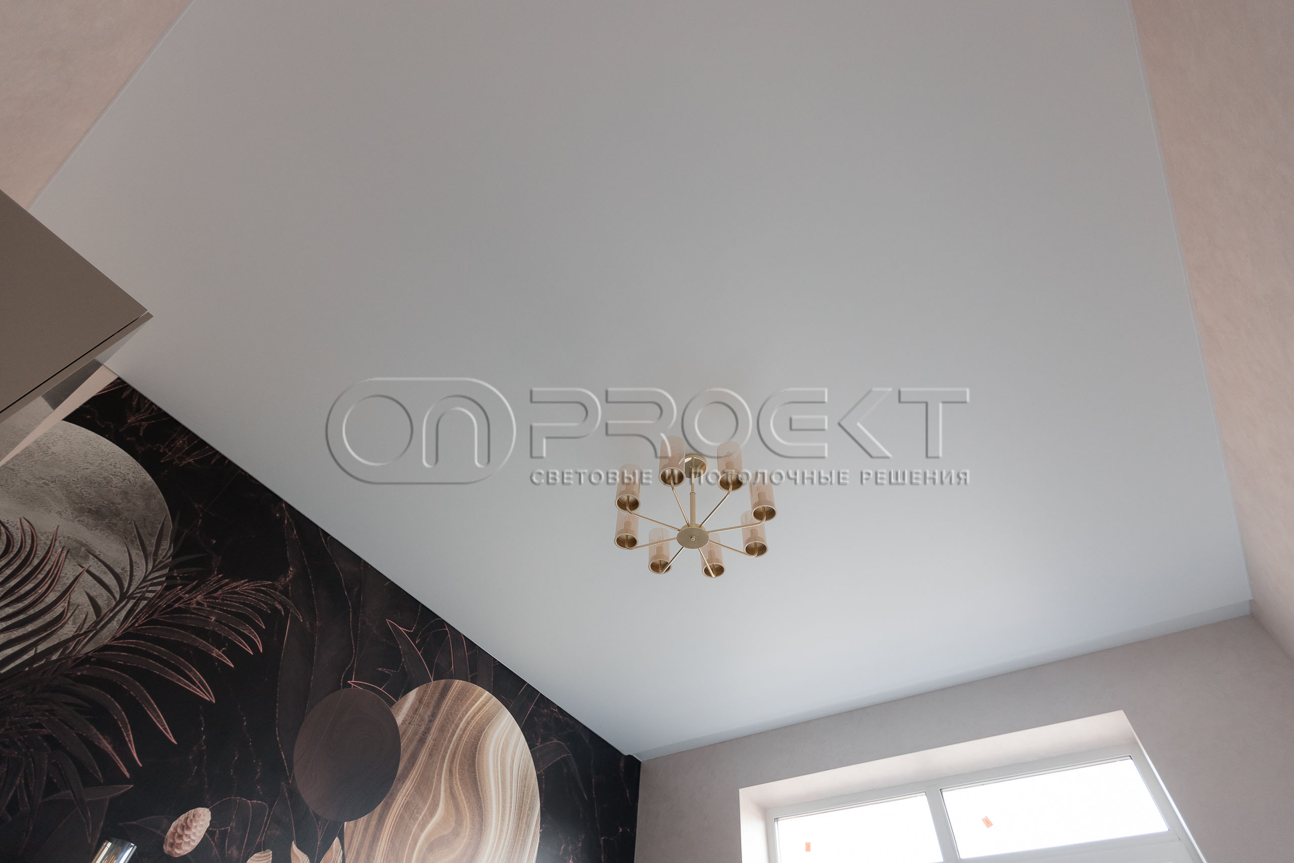 ПВХ потолки в доме с теневым зазором