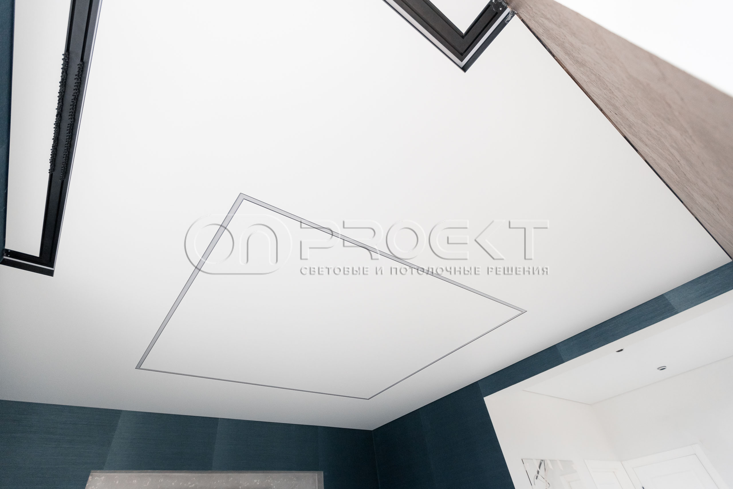 ПВХ потолки в доме с теневым зазором