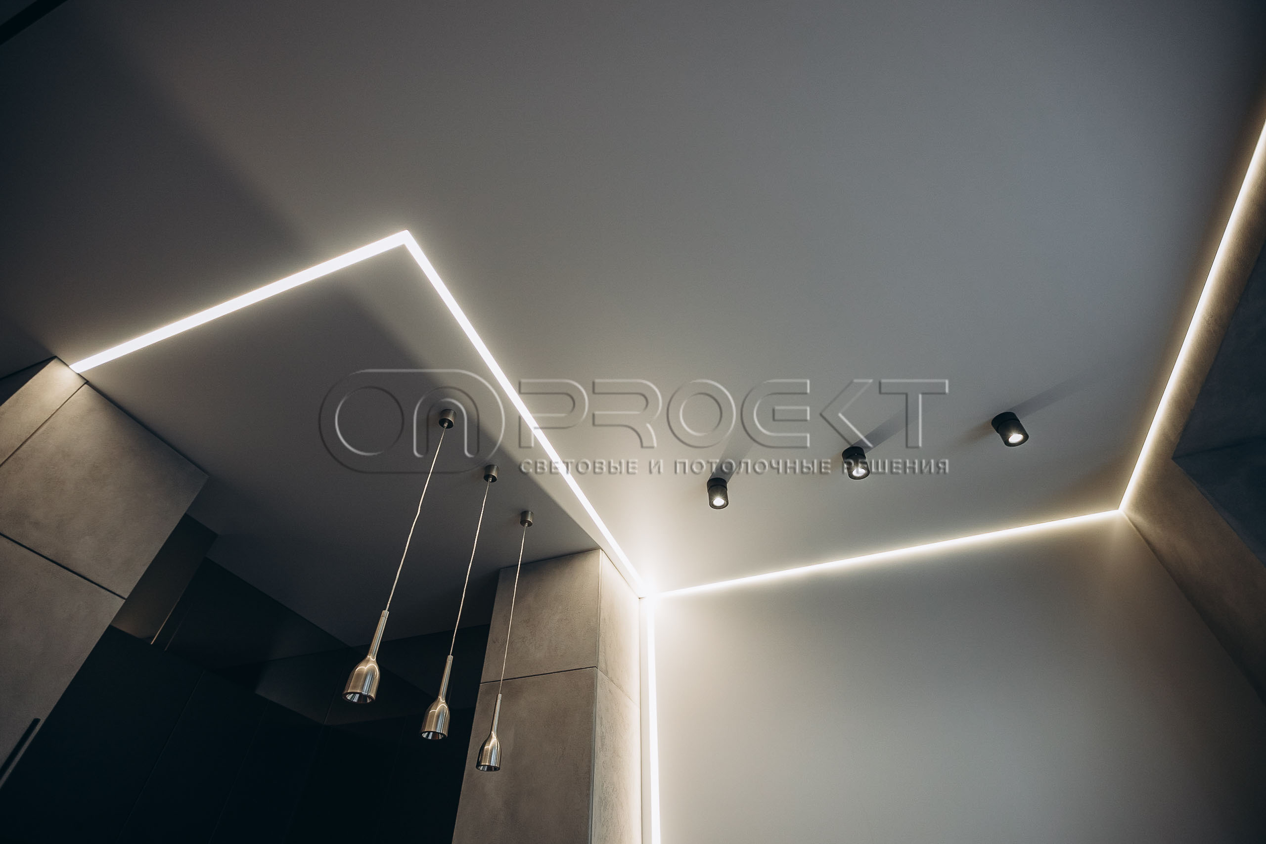 ПВХ потолки в квартире с трековым освещением